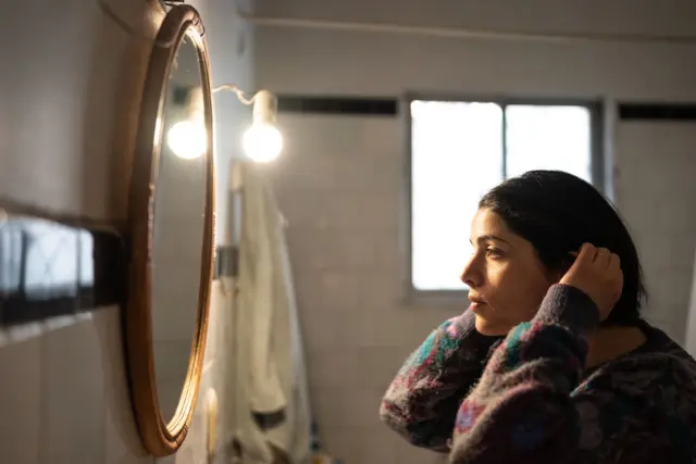 IA chega nos espelhos e muda autopercepção de pessoas cegas; entenda