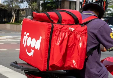 Adicional de 30% para motoboys vira lei; preço do delivery vai subir?