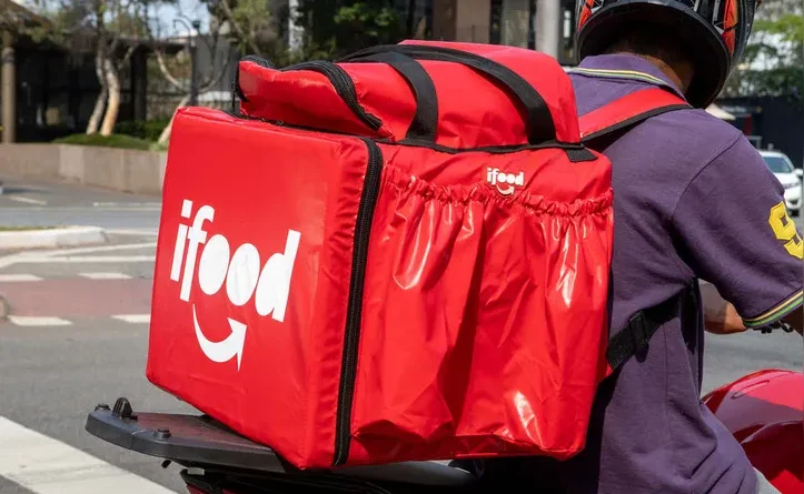 Adicional de 30% para motoboys vira lei; preço do delivery vai subir?