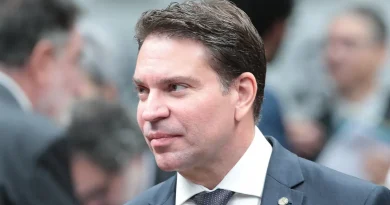 Cúmplice de Bolsonaro, Alexandre Ramagem é preso enquanto caminhava nos EUA