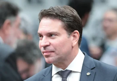 Cúmplice de Bolsonaro, Alexandre Ramagem é preso enquanto caminhava nos EUA