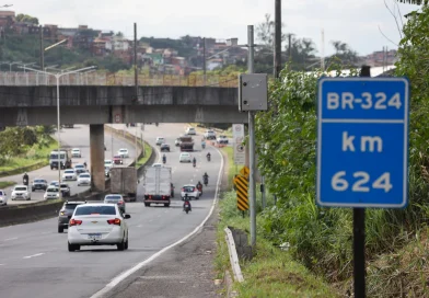 Trecho da BR-324 é parcialmente interditado após acidente com morte em Salvador