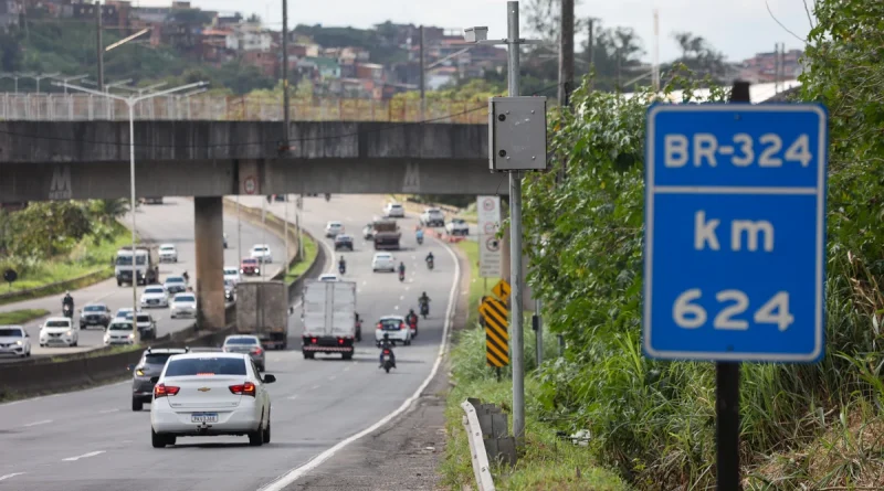 Trecho da BR-324 é parcialmente interditado após acidente com morte em Salvador
