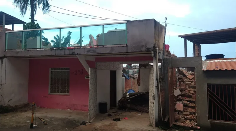 Criança fica soterrada após desabamento de casas em Pirajá