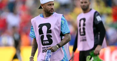 Neymar volta a treinar com a Seleção Brasileira após um mês de lesão